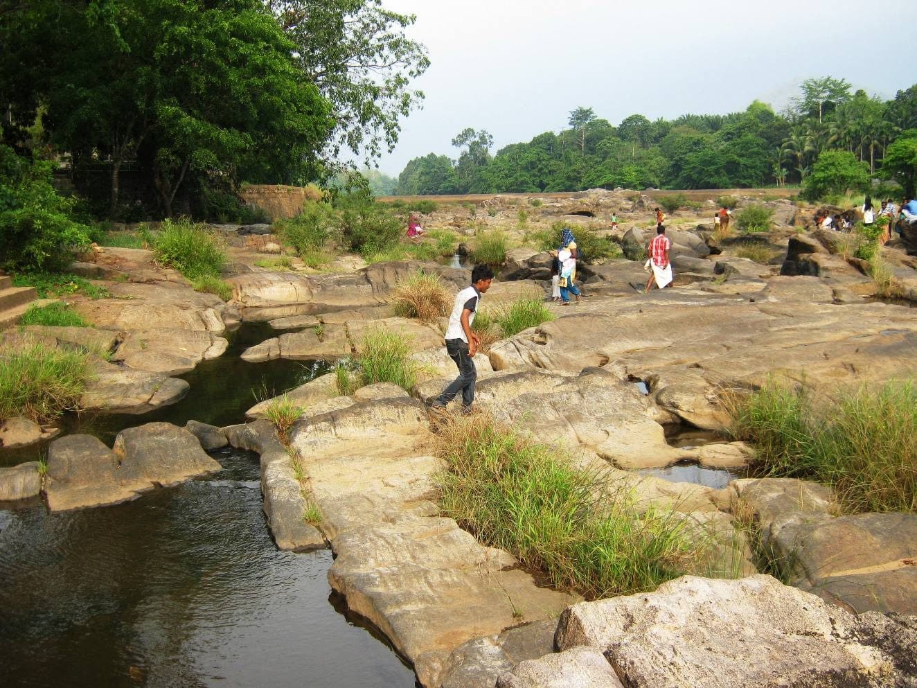 Dalles et vasques de la Chalakudy à Thumboormuzhi.