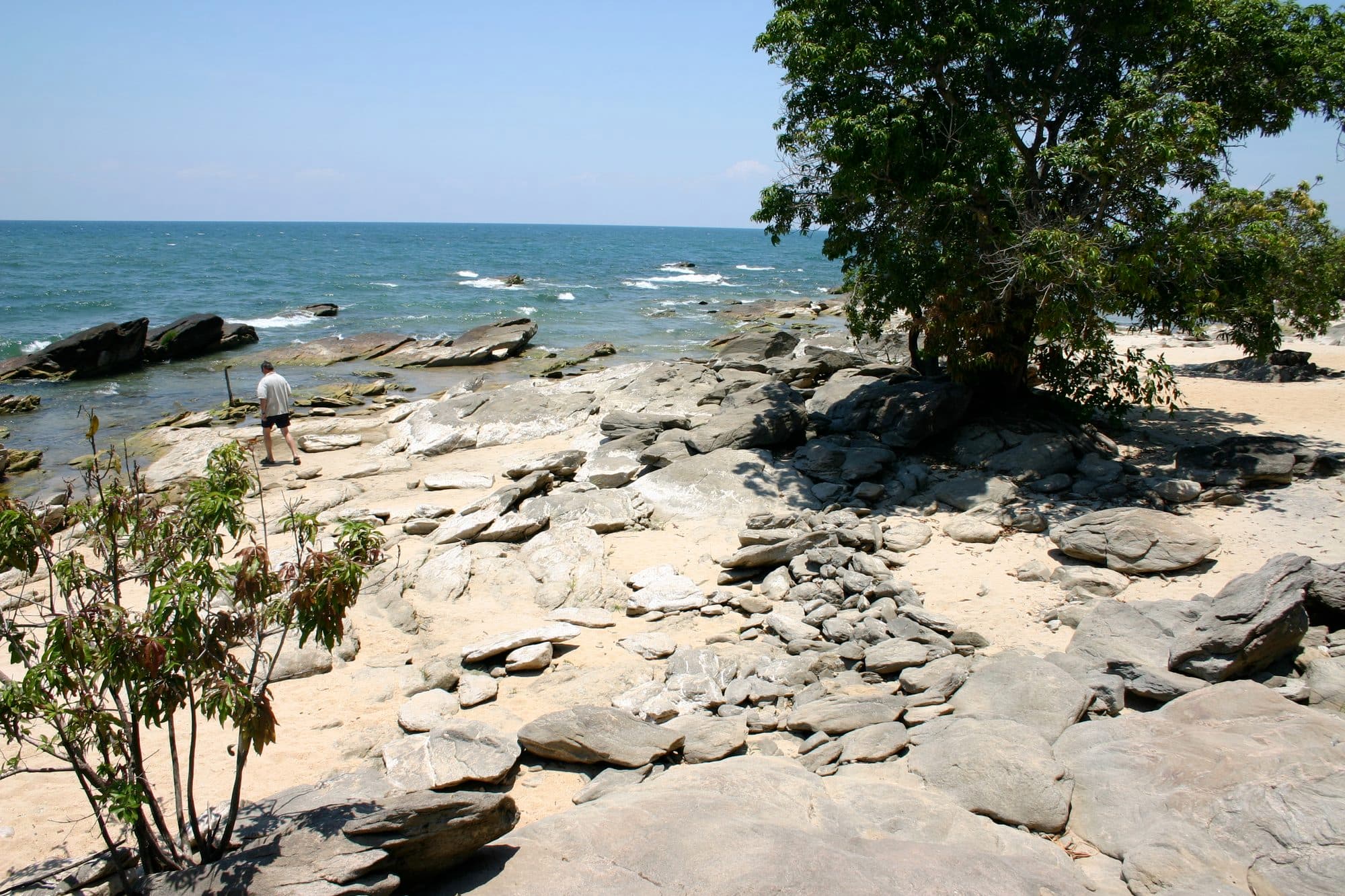 Une côte rocheuse du lac Malawi.