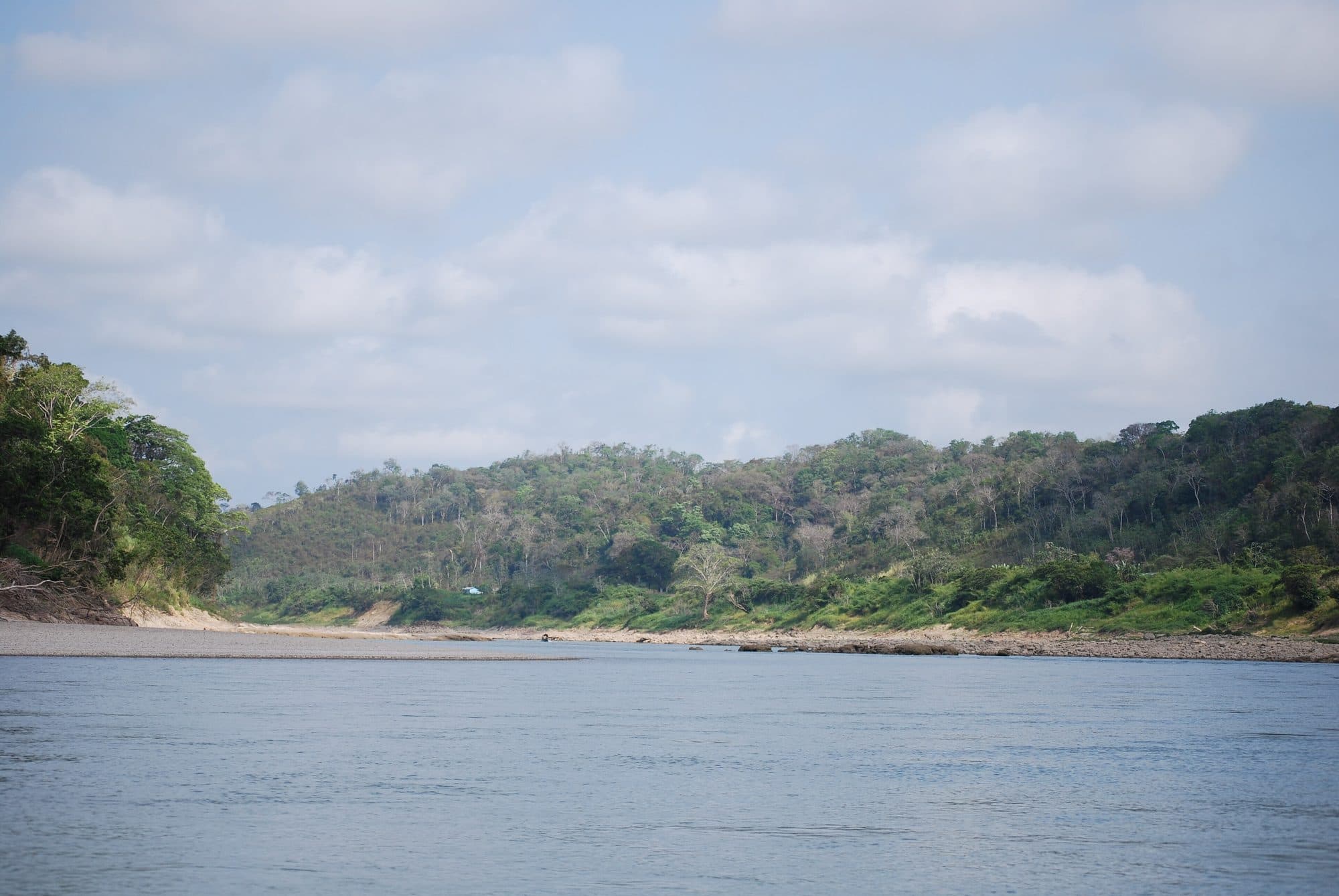 L'Usumacinta près de Yaxchilán : à gauche le Chiapas (Mexique), à droite le Guatemala.